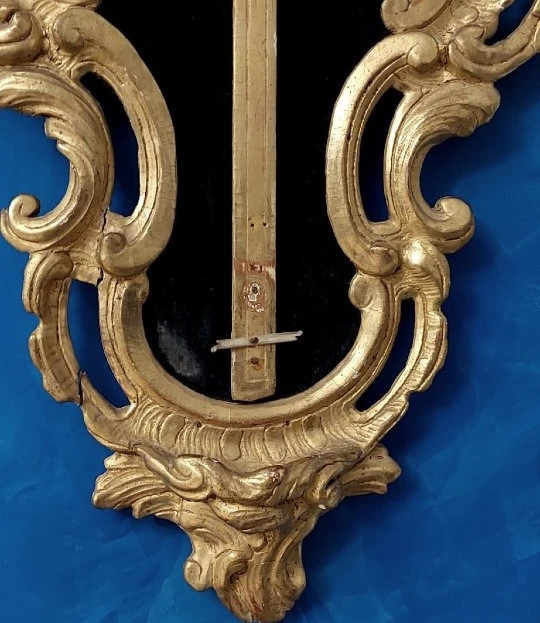 Antico cornice con crocifisso, in legno  intagliato e dorato, XVIII secolo