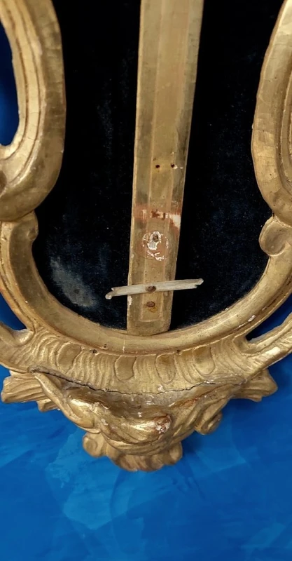Antico cornice con crocifisso, in legno  intagliato e dorato, XVIII secolo