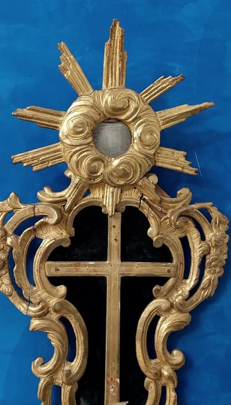 Antico cornice con crocifisso, in legno  intagliato e dorato, XVIII secolo