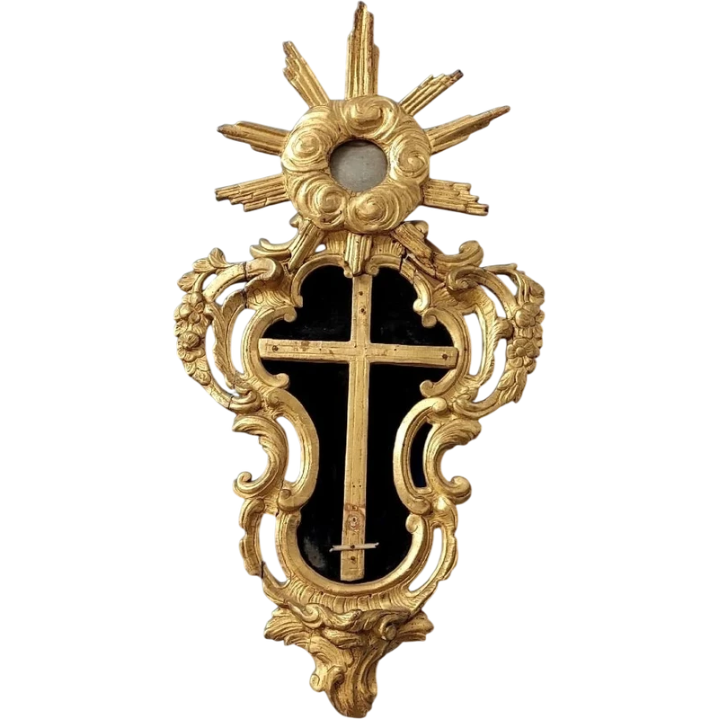 Antico cornice con crocifisso, in legno  intagliato e dorato, XVIII secolo