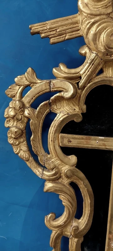Antico cornice con crocifisso, in legno  intagliato e dorato, XVIII secolo