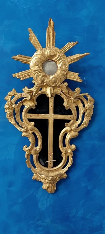 Antico cornice con crocifisso, in legno  intagliato e dorato, XVIII secolo
