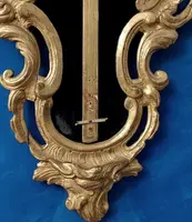 Antico cornice con crocifisso, in legno  intagliato e dorato, XVIII secolo