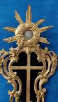 Antico cornice con crocifisso, in legno  intagliato e dorato, XVIII secolo