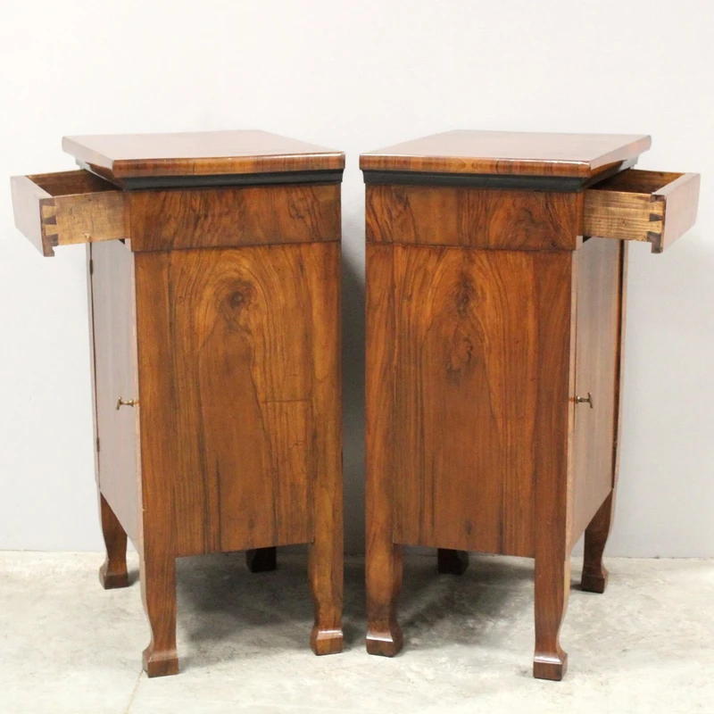Paire ancienne de tables de chevet de style Empire en noyer marqueté, XIXe siècle