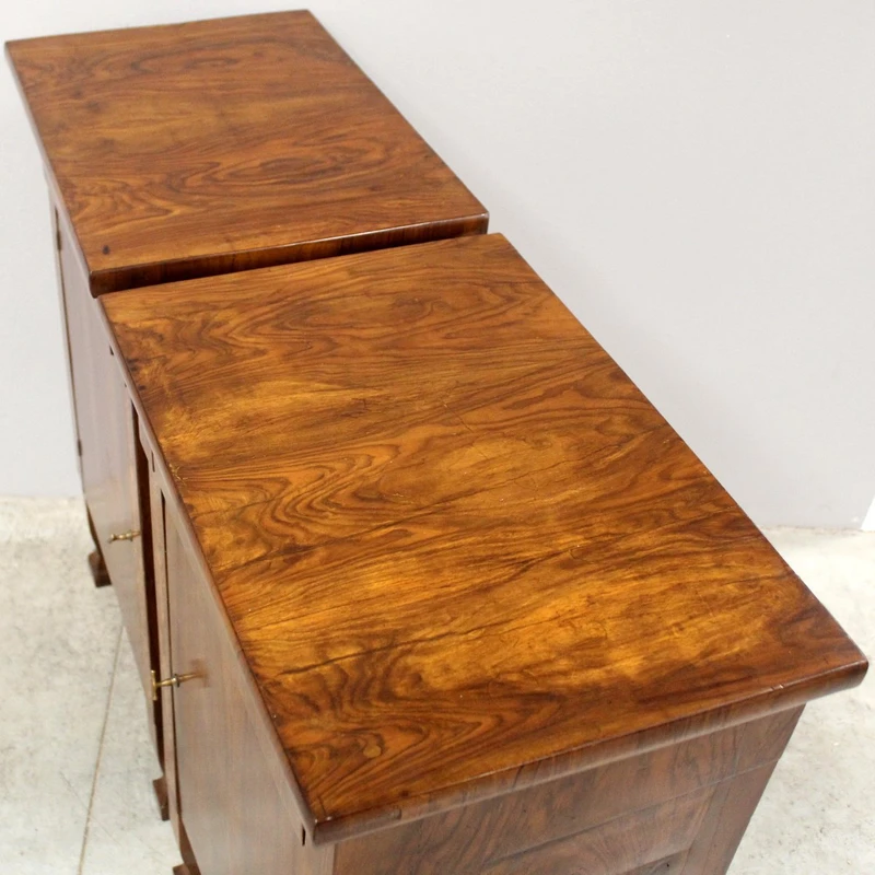 Paire ancienne de tables de chevet de style Empire en noyer marqueté, XIXe siècle