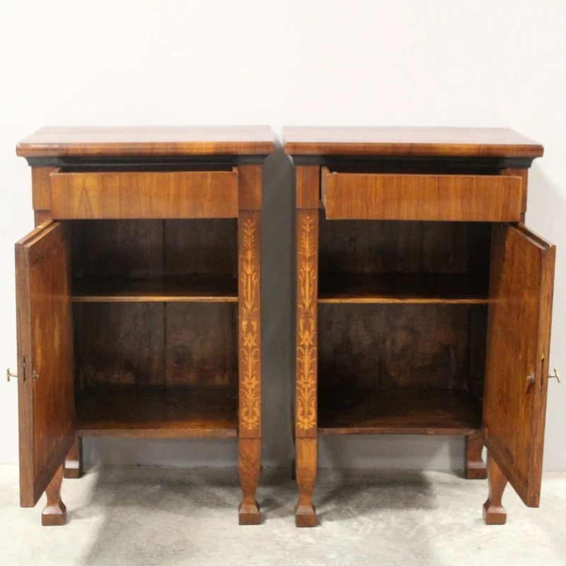 Paire ancienne de tables de chevet de style Empire en noyer marqueté, XIXe siècle