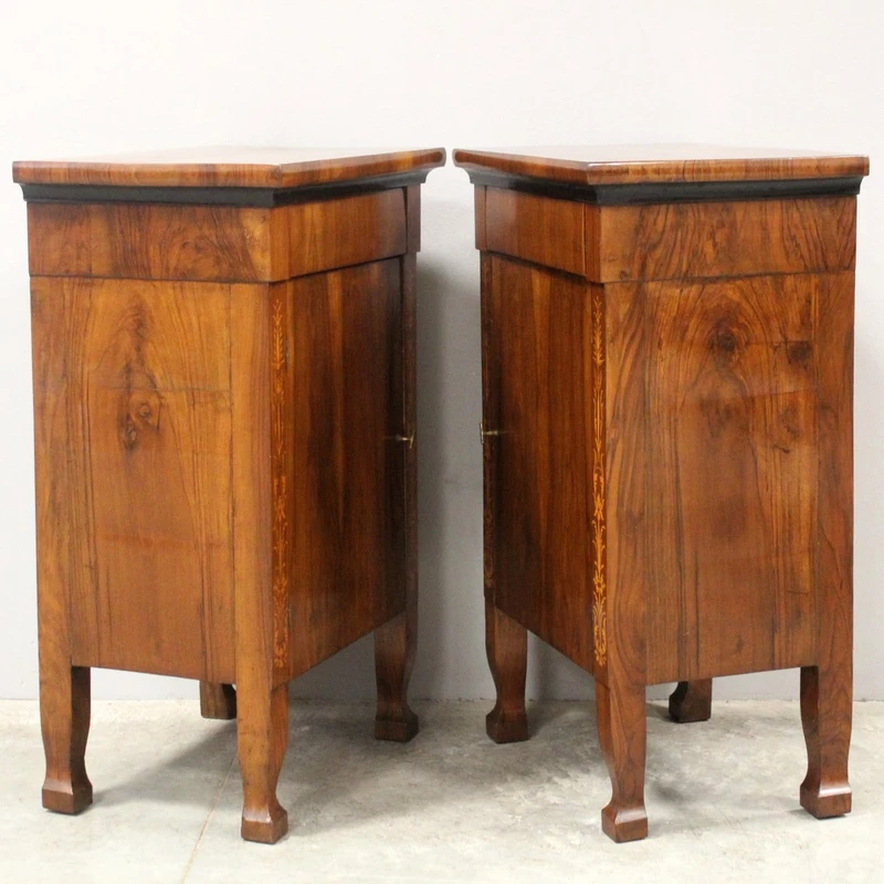 Paire ancienne de tables de chevet de style Empire en noyer marqueté, XIXe siècle