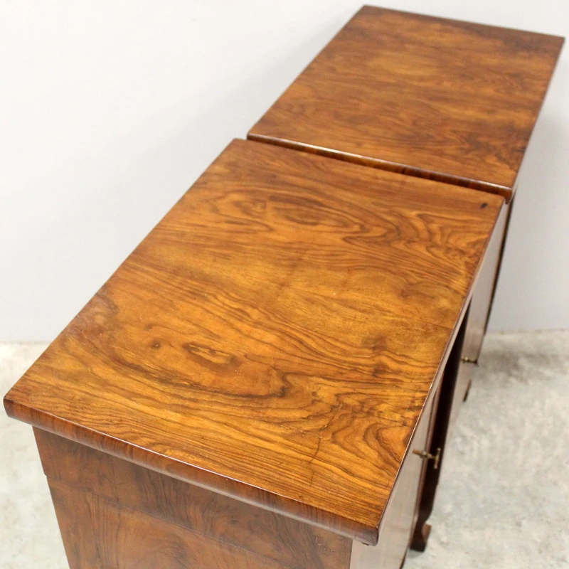 Paire ancienne de tables de chevet de style Empire en noyer marqueté, XIXe siècle