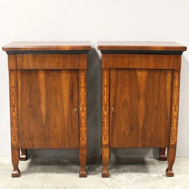 Paire ancienne de tables de chevet de style Empire en noyer marqueté, XIXe siècle