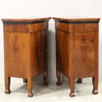 Paire ancienne de tables de chevet de style Empire en noyer marqueté, XIXe siècle