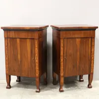 Paire ancienne de tables de chevet de style Empire en noyer marqueté, XIXe siècle