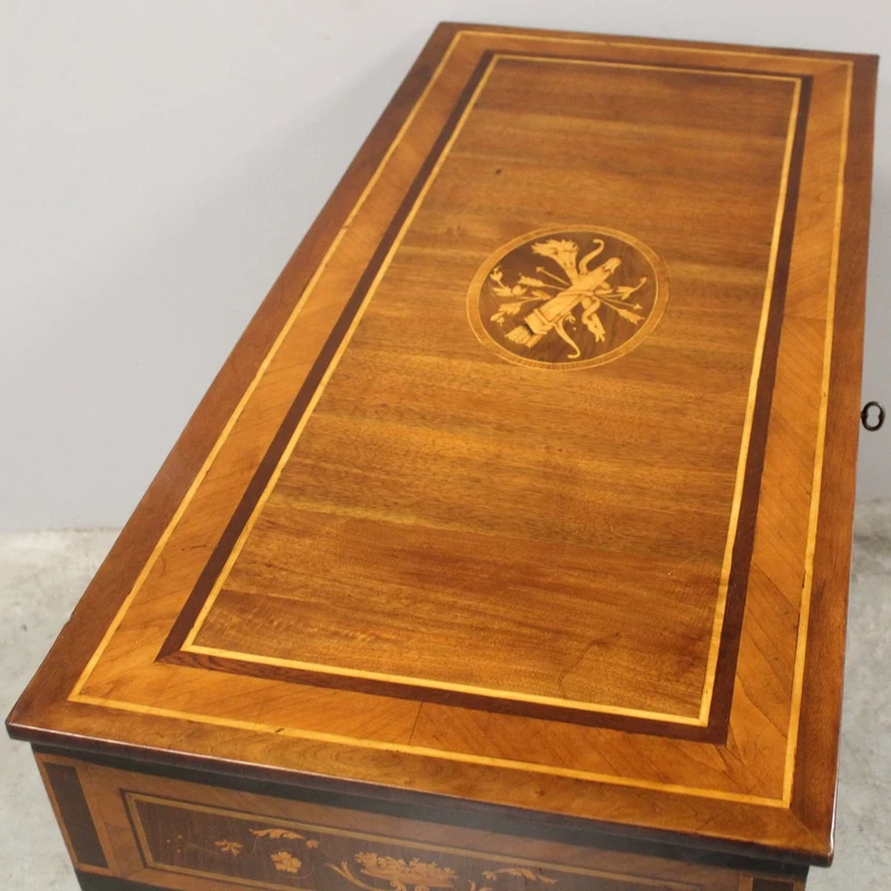 Commode ancienne de style Louis XVI en noyer marqueté, XVIIIe siècle