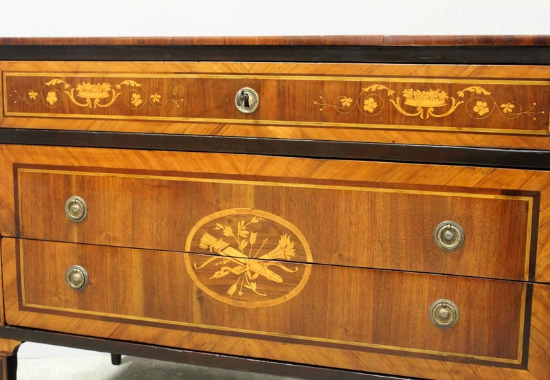 Commode ancienne de style Louis XVI en noyer marqueté, XVIIIe siècle