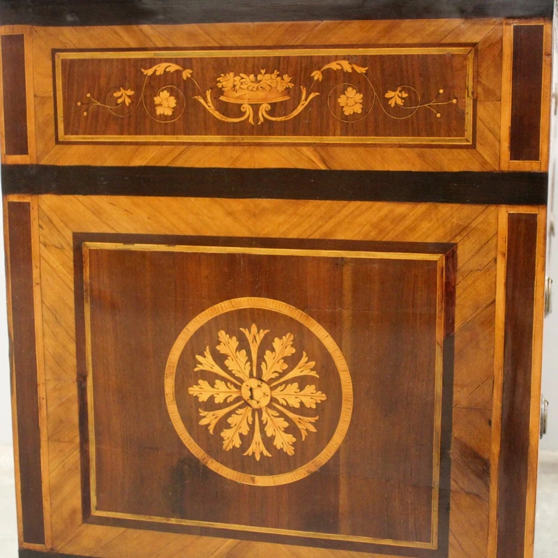 Commode ancienne de style Louis XVI en noyer marqueté, XVIIIe siècle