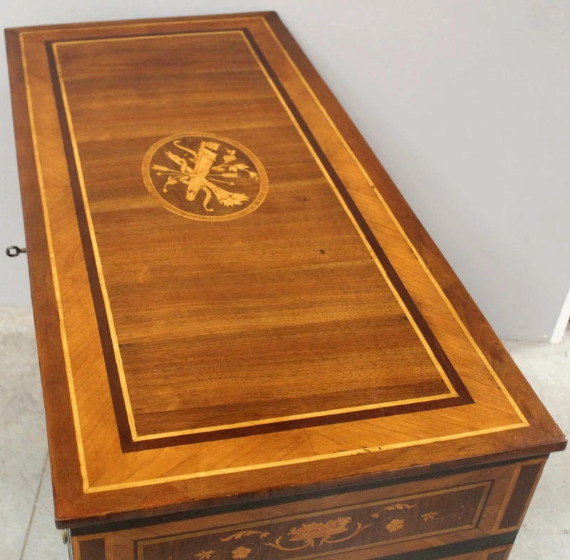 Commode ancienne de style Louis XVI en noyer marqueté, XVIIIe siècle