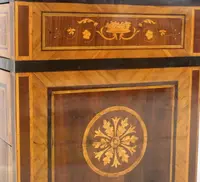 Commode ancienne de style Louis XVI en noyer marqueté, XVIIIe siècle