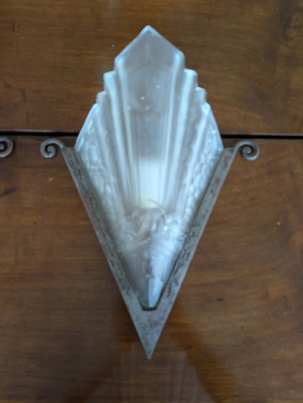 Quatre appliques Art déco en fer et verre pressé satiné – années 40