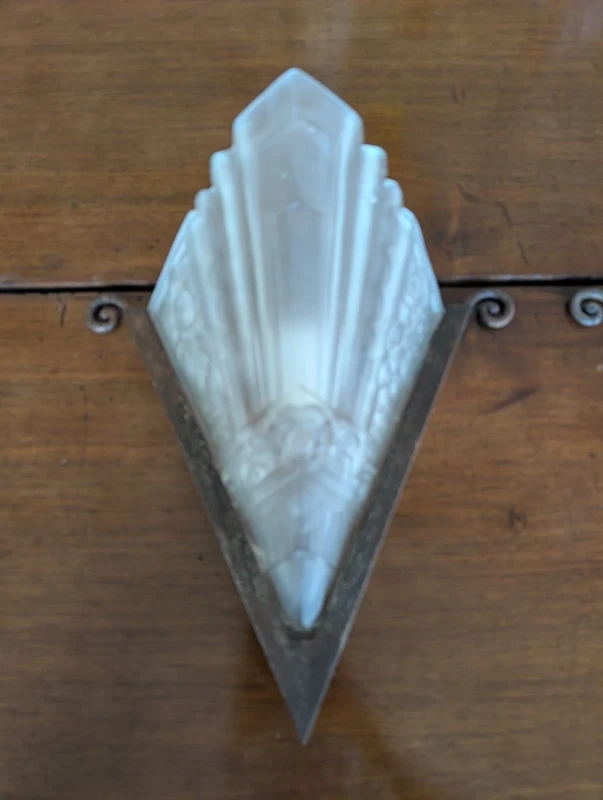 Quatre appliques Art déco en fer et verre pressé satiné – années 40