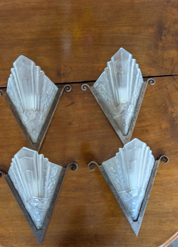 Quatre appliques Art déco en fer et verre pressé satiné – années 40