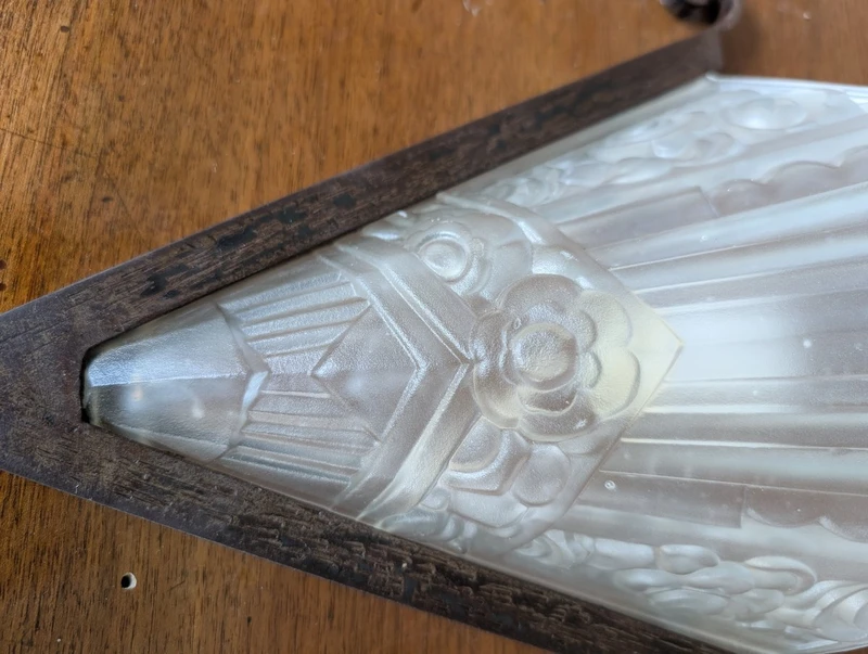 Quatre appliques Art déco en fer et verre pressé satiné – années 40