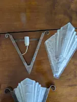 Quatre appliques Art déco en fer et verre pressé satiné – années 40