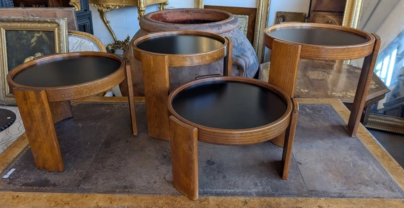 Quatre petites tables empilables signées Gianfranco Frattini pour Cassina – Modèle 780 – Années 60/70