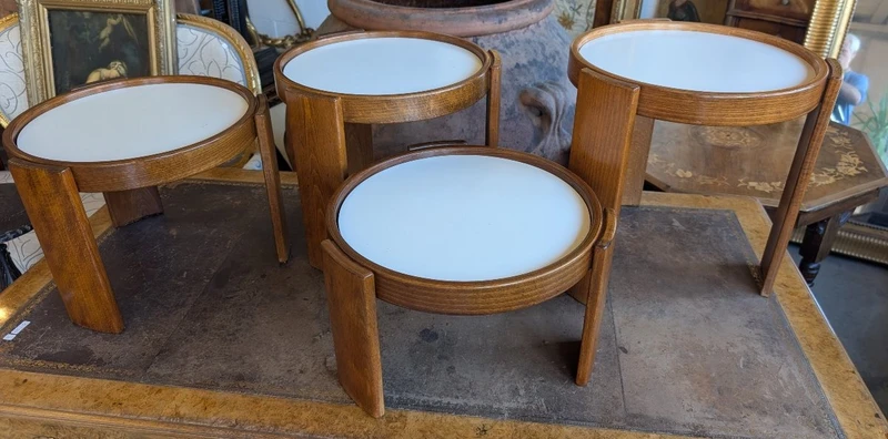 Quatre petites tables empilables signées Gianfranco Frattini pour Cassina – Modèle 780 – Années 60/70