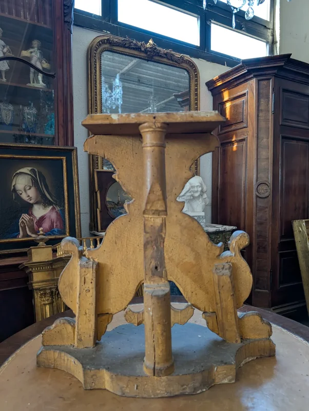Carved and gilded wooden riser