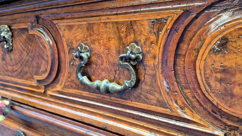 Commode à tiroirs de style « canterano » ancienne de Bologne, datant du XVIIe siècle, avec incrustations de ronce de noyer