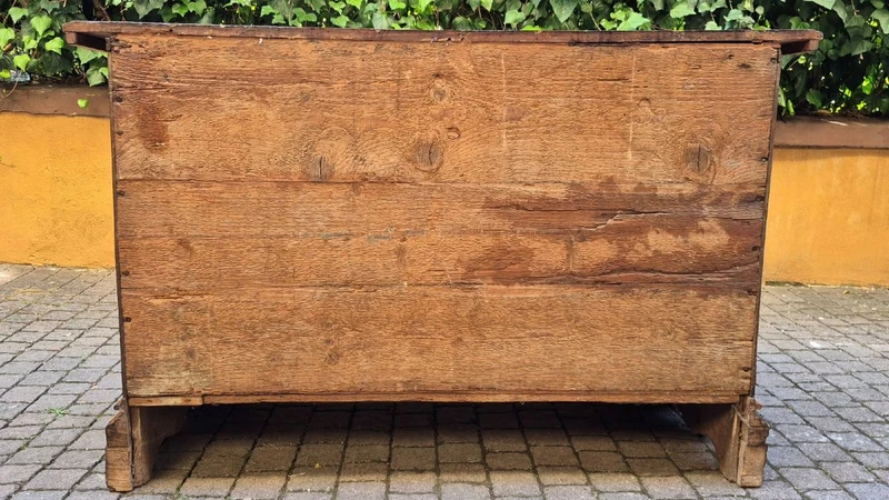 Commode à tiroirs de style « canterano » ancienne de Bologne, datant du XVIIe siècle, avec incrustations de ronce de noyer