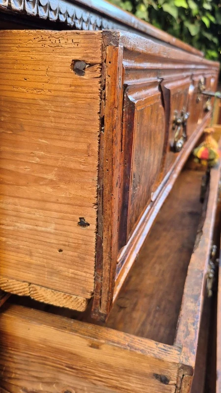 Commode à tiroirs de style « canterano » ancienne de Bologne, datant du XVIIe siècle, avec incrustations de ronce de noyer