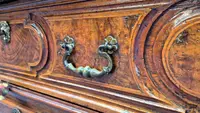 Commode à tiroirs de style « canterano » ancienne de Bologne, datant du XVIIe siècle, avec incrustations de ronce de noyer