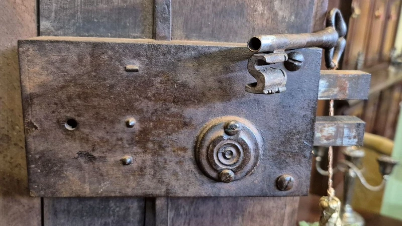 Armadio credenza antico Barocco del '600 in noce e radica