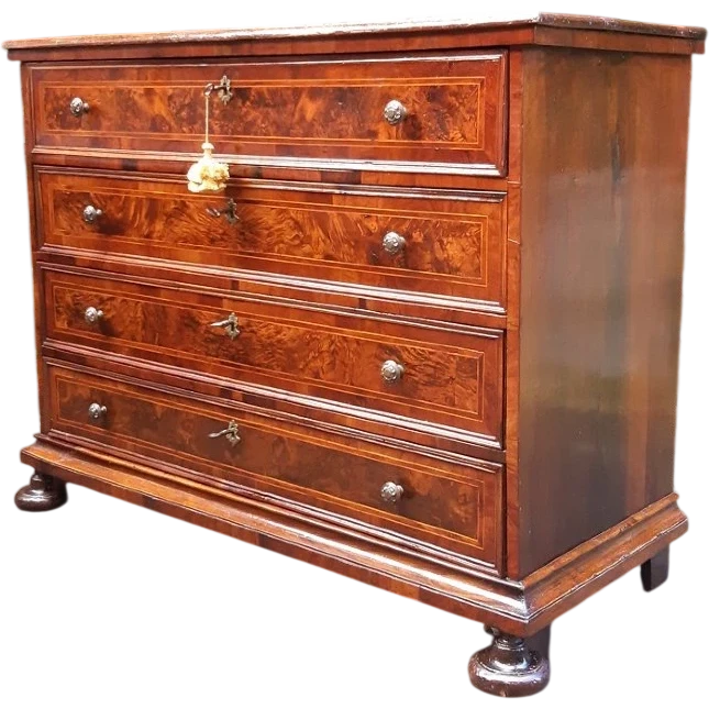 Commode ancienne de la région de Feltre, en Vénétie, fin du XVIIe siècle - début du XVIIIe siècle