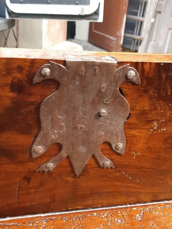 Commode ancienne de la région de Feltre, en Vénétie, fin du XVIIe siècle - début du XVIIIe siècle