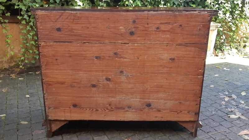 Commode ancienne de la région de Feltre, en Vénétie, fin du XVIIe siècle - début du XVIIIe siècle