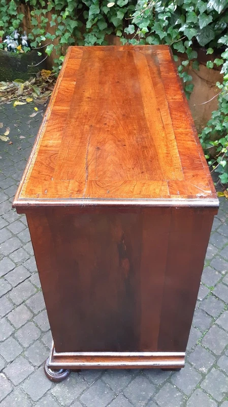 Commode ancienne de la région de Feltre, en Vénétie, fin du XVIIe siècle - début du XVIIIe siècle