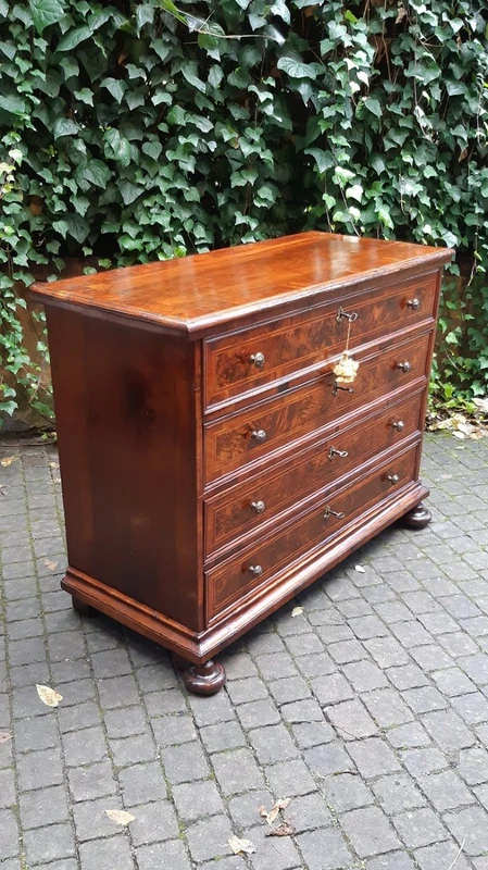 Commode ancienne de la région de Feltre, en Vénétie, fin du XVIIe siècle - début du XVIIIe siècle