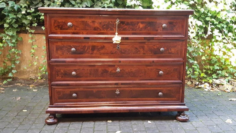Commode ancienne de la région de Feltre, en Vénétie, fin du XVIIe siècle - début du XVIIIe siècle