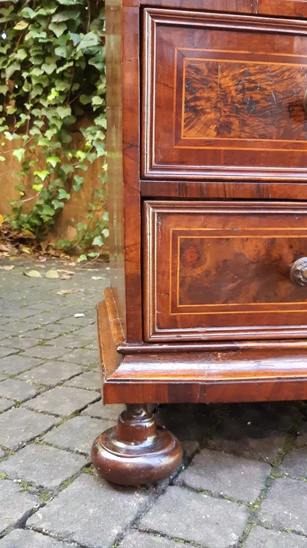 Commode ancienne de la région de Feltre, en Vénétie, fin du XVIIe siècle - début du XVIIIe siècle