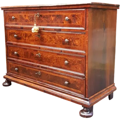 Commode ancienne de la région de Feltre, en Vénétie, fin du XVIIe siècle - début du XVIIIe siècle