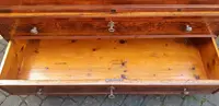 Commode ancienne de la région de Feltre, en Vénétie, fin du XVIIe siècle - début du XVIIIe siècle