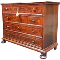 Commode ancienne de la région de Feltre, en Vénétie, fin du XVIIe siècle - début du XVIIIe siècle