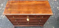 Commode ancienne de la région de Feltre, en Vénétie, fin du XVIIe siècle - début du XVIIIe siècle