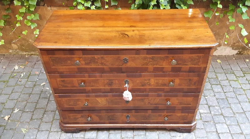 Commode à tiroirs ancienne d'Émilie en noyer, datant du XVIIIe siècle