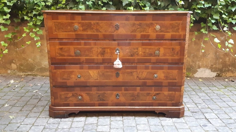 Commode à tiroirs ancienne d'Émilie en noyer, datant du XVIIIe siècle