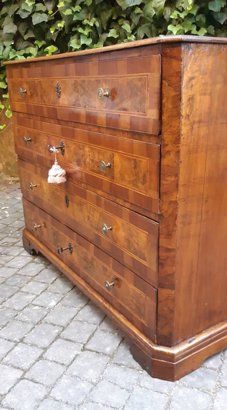 Commode à tiroirs ancienne d'Émilie en noyer, datant du XVIIIe siècle