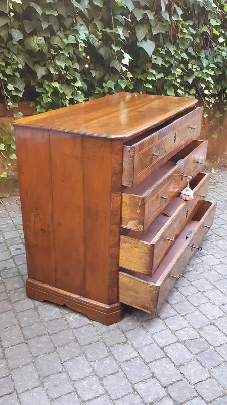 Commode à tiroirs ancienne d'Émilie en noyer, datant du XVIIIe siècle
