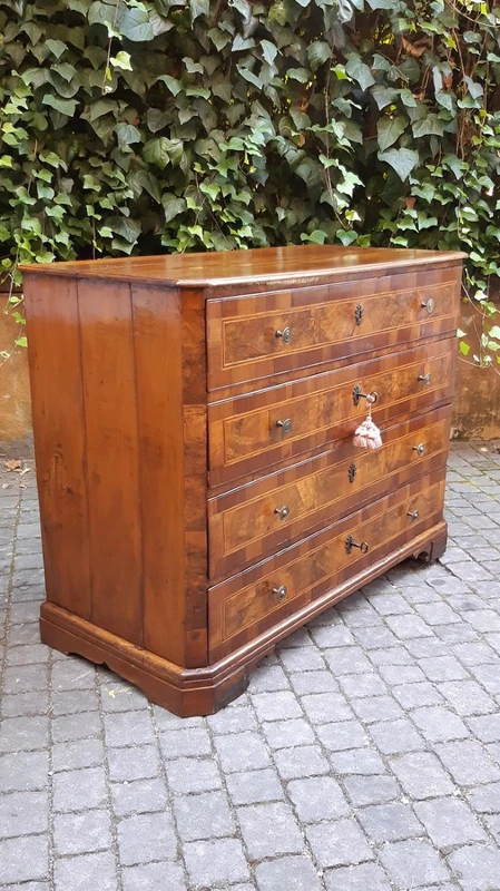 Commode à tiroirs ancienne d'Émilie en noyer, datant du XVIIIe siècle